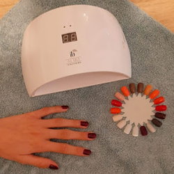 Pose de vernis semi-permanent mains