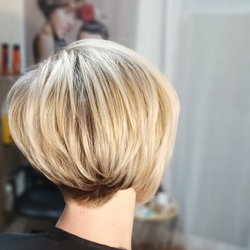 Eclat personnalisé (Eclaircissement,shampooing,coiffage)