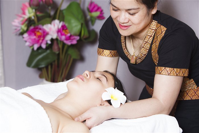Nuad Nammane Lang Hom massage thaïlandais du haut du dos, nuque et bras aux huiles essentielles