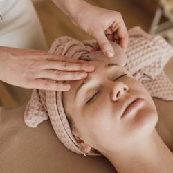 SOIN DU VISAGE Massage du visage GUA SHA au quartz rose