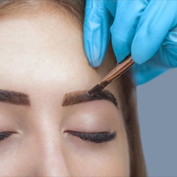 RESTRUCTURATION DES SOURCILS AU HENNE VEGETAL