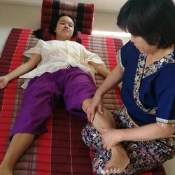 100 minutes  Massage reflexologie plantaire thaï et des jambes suivi d'un Massage thaïlandais Traditionnel