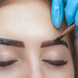 Restructuration des Sourcils au Hénné