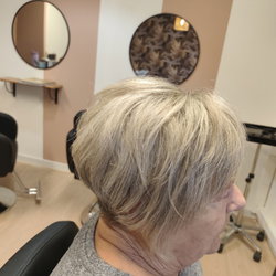 cheveux court jusqu'aux oreilles