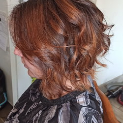 cheveux mi long jusqu'aux épaules