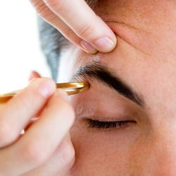 Épilation des sourcils (entretien)