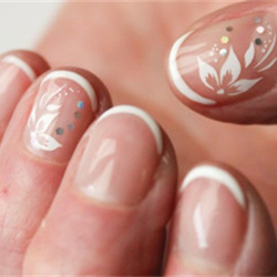 1 Nail Art simple Offert par Main. Au-delà +5€