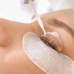 Rehaussement de cils et soin sans teinture