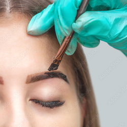 Restructuration des sourcils (Mise en forme, teinture et épilation)